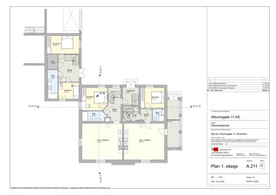 Etasjeplan (1. etasje) med romfordeling, areal og snittlinjer for en bygning.