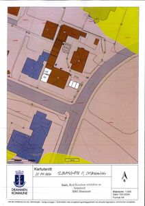 Situasjonsplan (kartutsnitt) som viser tomt, bygninger, veier og eiendelsnummer.