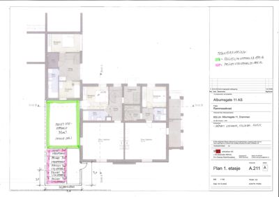 Etasjeplan (1. etasje) med romfordeling, areal og håndtegnede merknader om uteareal.