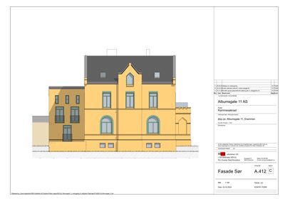 Fasadetegning som viser fronten av en gule malt bygning med detaljer om vinduer, tak og balkonger.