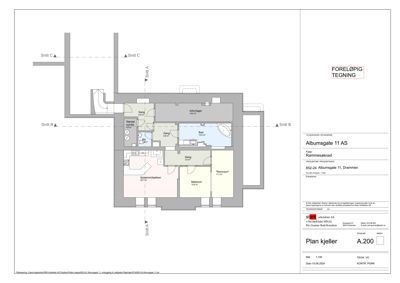 Etasjeplan (kjeller) med romfordeling, døråpninger og snittlinjer.