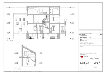 Tegningen viser to snittegninger (Snitt B og Snitt C) av en bygning, som illustrerer tverrsnittet gjennom etasjene, takkonstruksjonen og innvendige rom.