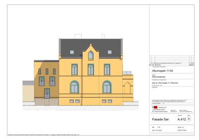 Fasadetegning som viser fronten av en gule farget bygning med detaljer om vinduer og tak.