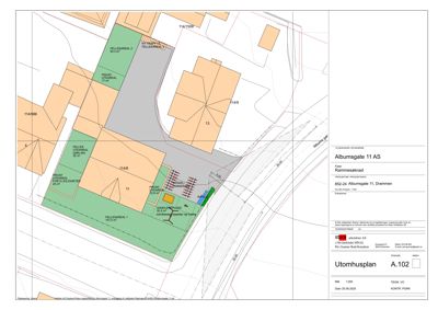 Situasjonsplan som viser tomtens grenser, naboeiendommer, bygningers plassering og utendørs arealer.