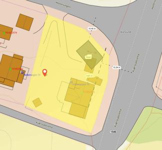 Situasjonsplan som viser eiendomsgrenser, bygningers plassering, veier og avstander.