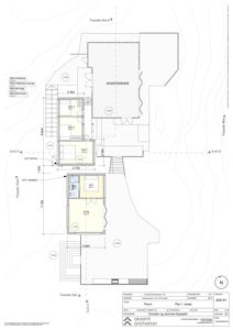 Etasjeplan (Plan 1. etasje) som viser romfordeling, dimensjoner og orientering for en bygning.