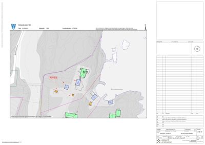 Situasjonsplan som viser tomtens beliggenhet i forhold til omgivelsene, inkludert naboeiendommer, vegforhold og terrengforhold.