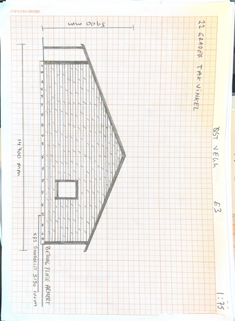 En håndtegnet fasadetekning som viser takvinkelen og mål på en bygning.