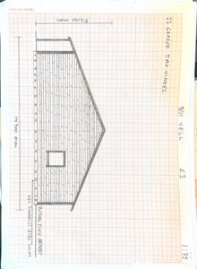 En håndtegnet fasadetekning som viser takvinkelen og mål på en bygning.