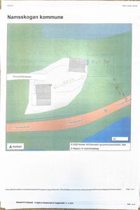 Situasjonsplan som viser bygningens plassering i forhold til veier (Finnvollalsveien) og vann. Planen er utarbeidet av Namsskogan kommune.