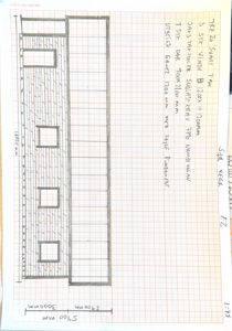 Håndtegnet fasadetekning av en bygning med mål og notater om vinduer og dører.