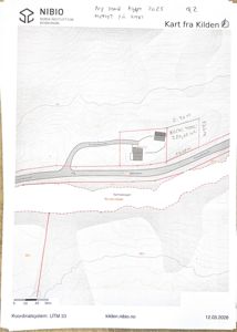 Situasjonsplan som viser bygningens plassering i forhold til veier og terreng.