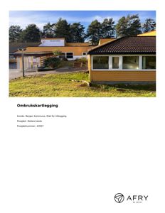 Fotografi av Rolland skole med omgivende natur og bygning.