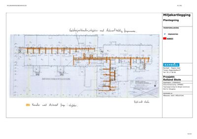 En plantegning (Miljøkartlegging) som viser beliggenheten av asbestholdige elementer (vindu, dører, skjøter, søyler) i Rolland Skole.