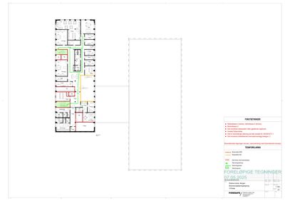 Etasjeplan med romfordeling, brannvegger og brannskilting markert med farger.