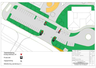 Situasjonsplan som viser plassering av skilt, parkeringsplasser og vegoppmerking i forhold til bygninger og vegnett.