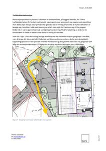 Situasjonsplan som viser bygningens plassering i forhold til veier, ganglinjer og terrengforhold, med markerte konfliktpunkter for lastebiltrafikk.