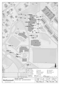 Situasjonsplan som viser bygningenes plassering i forhold til hverandre og omgivelsene, med markerte soner for utvidelse og nedrivning.