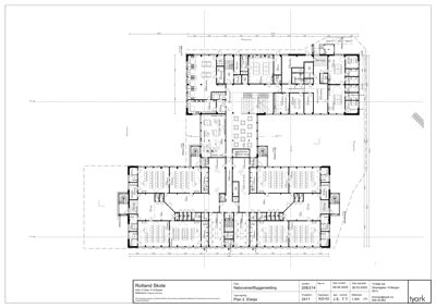 Etasjeplan (Plan 2) for Rolland Skole som viser romfordeling, møblering og dimensjoner.