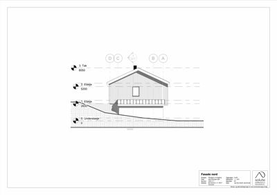 Fasadetegning (opprikk) av en bygning sett fra nord, med høydemål og etasjer.
