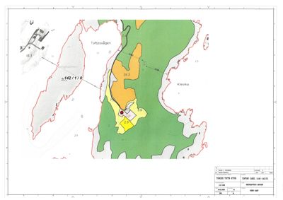 Situasjonsplan som viser tomtens beliggenhet i forhold til vann (Toftøyvågen, Klevika), nabotomter og topografi.