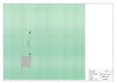 Situasjonsplan som viser to bygninger på en tomt med angitt avstand (18905) mellom dem. Tegningen inneholder også topografiske linjer og et arkivnummer.