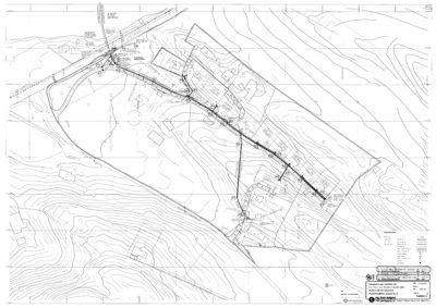 Situasjonsplan som viser topografi (høydekurver), eiendomsgrenser, veier og plassering av bygninger på et tomt.