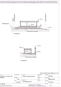 Tegning som viser to tverrsnitt (Terrengprofil 3 og 4) av et bygg i forhold til terrenget, med høydemål og eiendomsgrenser.