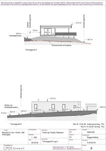 Snittegning som viser terrengprofil og bygningens plassering i forhold til eiendomsgrenser og vei.