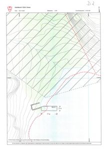 Situasjonsplan som viser etasjeplan for en bygning plassert på et terreng med høydeforhold (konturlinjer).