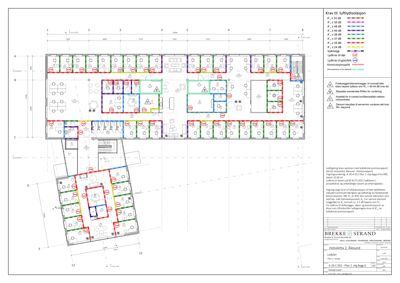 Etasjeplan (lufttidsplan) for 1. etasje i en bygning, med romfordeling, dører, vinduer og akustiske krav (lydisolasjon) markert med farger.