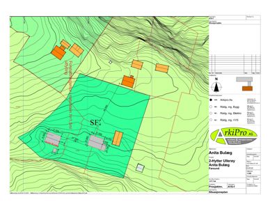 Situasjonsplan som viser tomtens beliggenhet, terrengforhold (konturlinjer), eksisterende bygninger og planlagt plassering av hytter.