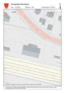 Situasjonsplan for Røros Stasjon som viser bygningers plassering i forhold til veier (Johan Falkberget vei) og jernbanespor.