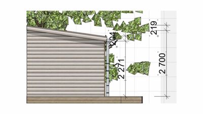 En fasadetegning som viser en bygning sett fra siden, med mål på høyder og detaljer om tak og fundament.