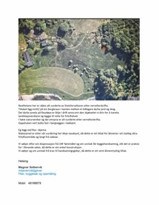 Luftfoto av et område med skog, dyrket mark og to bygninger.