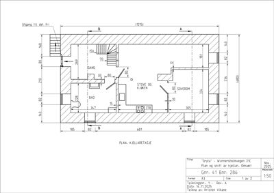 Etasjeplan for kjelleretasje med romfordeling, dimensjoner og utgang til det fri.