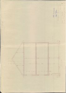 Snittegning som viser tverrsnittet av en bygning, inkludert takkonstruksjon, vegger og grunnmur.