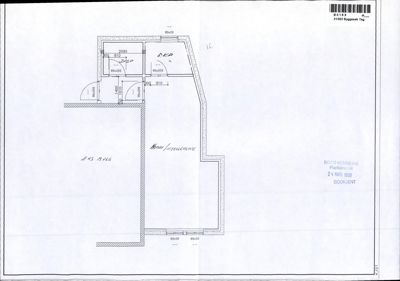 Etasjeplan (plantegning) som viser romfordeling, veggtykkelse og mål for en bygning.