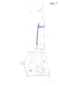 En håndtegnet fasadeopprikk (elevation) av en bygning, sannsynligvis en villa eller hytte, med synlige vinduer og takform.