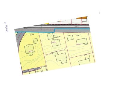 Situasjonsplan som viser tomtedeling, bygningssilhuetter og infrastruktur (vei) sett fra oven.