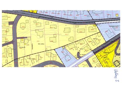 Situasjonsplan som viser tomtegrenser, bygninger, veier og topografi.