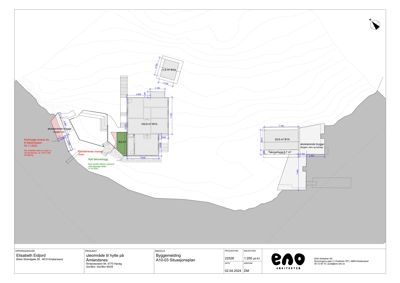 Situasjonsplan som viser tomtens form, eksisterende og planlagt bygninger med mål, samt omgivende terreng.
