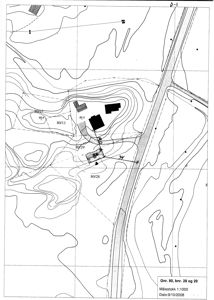 Situasjonsplan som viser tomtens beliggenhet i forhold til nabolag, høydeforhold (konturlinjer), veier og eksisterende bygninger.