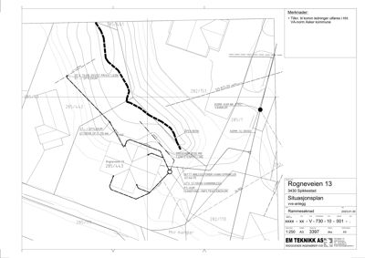 Situasjonsplan som viser tomtens form, grenser, eksisterende og planlagte ledninger, samt naboeiendommer.