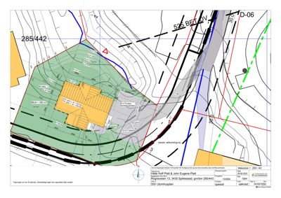 Situasjonsplan som viser tomtens form, grenser, høydeforhold (konturlinjer), og plassering av bygning i forhold til veier og naboeiendom.
