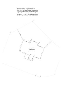 Situasjonsplan som viser husplassering på tomtegrunn (Rogneveien 13). Tegningen viser bygningens form i forhold til grunnsnittet med målinger.