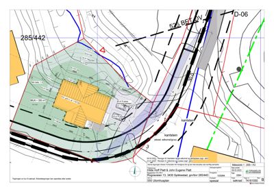 Situasjonsplan som viser tomtens form, høydemålinger (konturlinjer), bygningens plassering i forhold til veg og kantstein, samt arealoppdelinger.