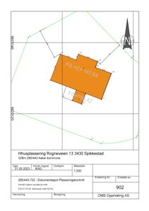 Situasjonsplan som viser bygningens plassering på tomten med høydekurver og nøyaktige målinger.