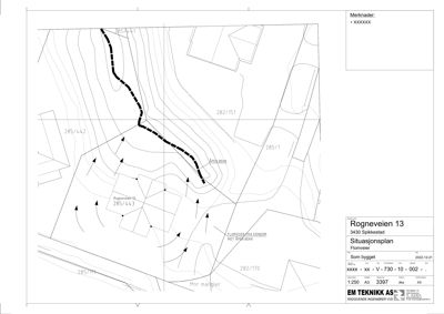 Situasjonsplan som viser topografi, eiendelsgrenser og bygningens plassering på tomten.
