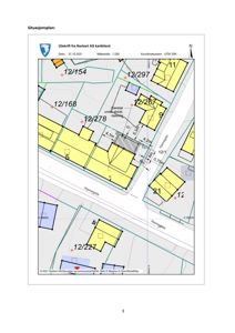 Situasjonsplan (tomtekart) som viser eiendomsnummer, bygninger, veier og avstander.